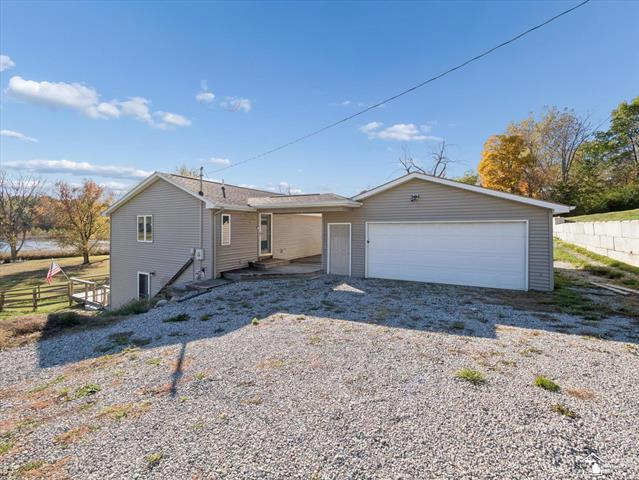 Builiding view two for 7302 Lakeview Dr, Hillsdale, MI. 49242