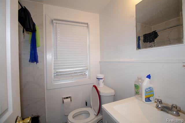 Builiding view five for 19370 Wyoming, Detroit, MI. 48221