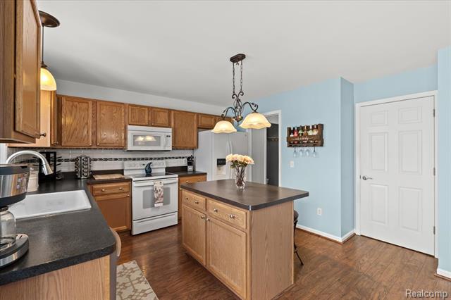 Builiding view eight for 5071 Meadow Crest, Holly, MI. 48442