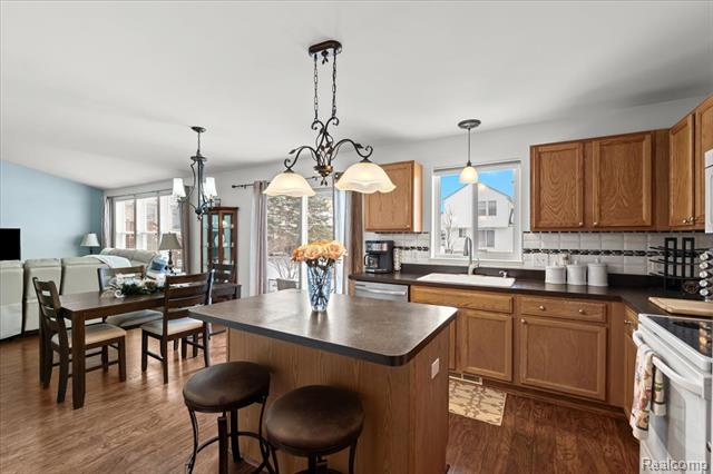 Builiding view ten for 5071 Meadow Crest, Holly, MI. 48442