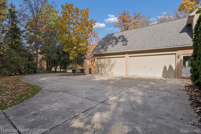 Builiding view forty five for 1569 Gleneagles, Highland, MI. 48357