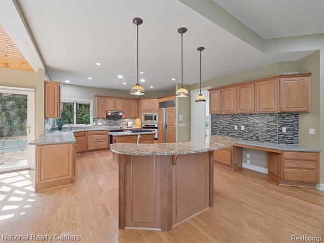 Builiding view fourteen for 1569 Gleneagles, Highland, MI. 48357