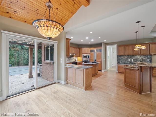 Builiding view nineteen for 1569 Gleneagles, Highland, MI. 48357