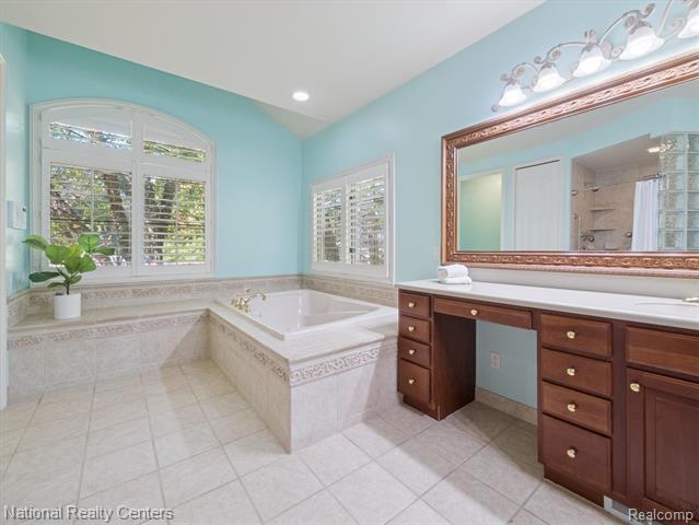 Builiding view twenty one for 1569 Gleneagles, Highland, MI. 48357