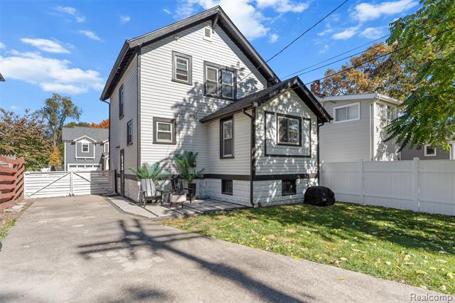 Builiding view nineteen for 610 E Farnum, Royal Oak, MI. 48067