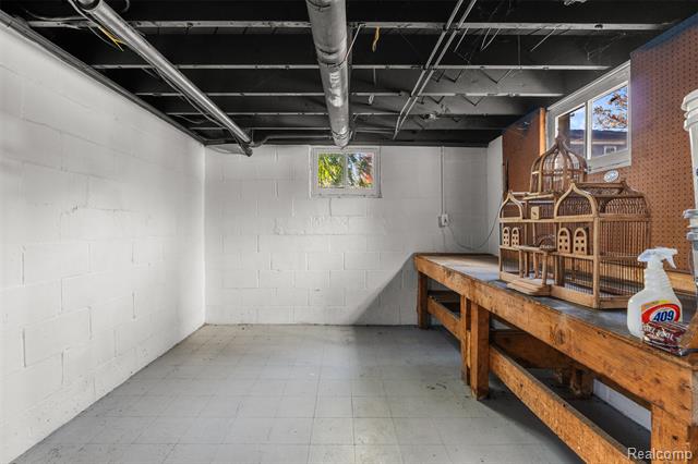 Builiding view seventeen for 610 E Farnum, Royal Oak, MI. 48067