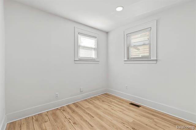 Builiding view ten for 610 E Farnum, Royal Oak, MI. 48067