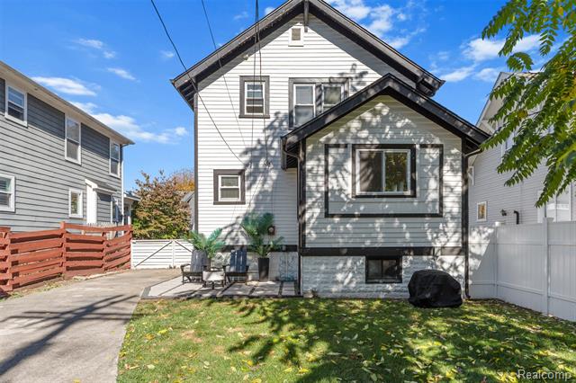 Builiding view twenty one for 610 E Farnum, Royal Oak, MI. 48067