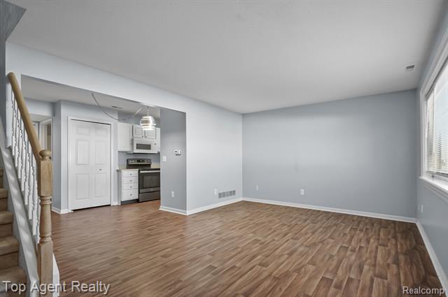 Builiding view five for 29378 Maurice Ct, New Baltimore, MI. 48047