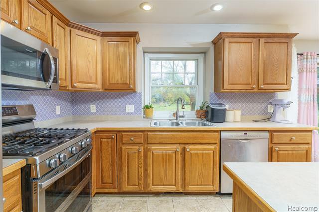 Builiding view five for 10887 Mackinaw, Fowlerville, MI. 48836