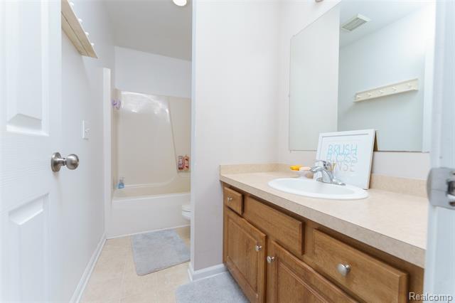 Builiding view seventeen for 10887 Mackinaw, Fowlerville, MI. 48836