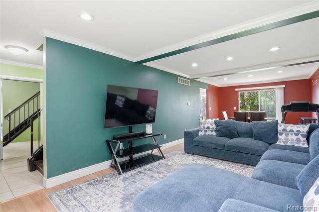 Builiding view seventeen for 26200 Franklin Pointe, Southfield, MI. 48034