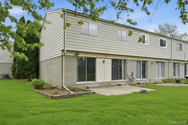 Builiding view thirty nine for 26200 Franklin Pointe, Southfield, MI. 48034