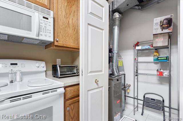 Builiding view ten for 23046 Fairlane, Trenton, MI. 48183