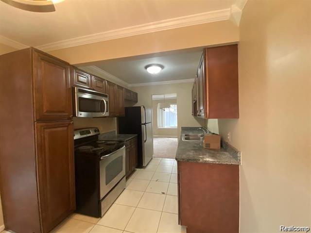 Builiding view one for 28129 Franklin, Southfield, MI. 48034