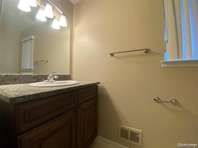 Builiding view six for 28129 Franklin, Southfield, MI. 48034