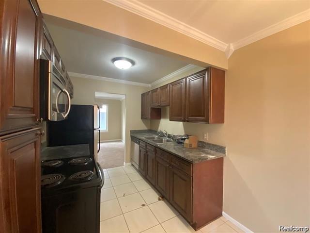 Builiding view three for 28129 Franklin, Southfield, MI. 48034