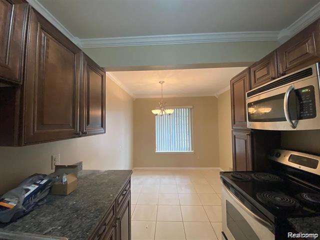 Builiding view two for 28129 Franklin, Southfield, MI. 48034