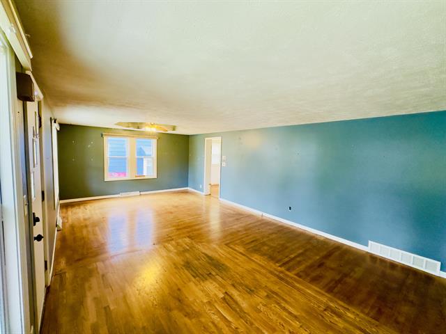 Builiding view eight for 917 Barnes, Lansing, MI. 48910