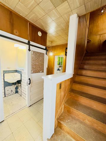 Builiding view thirteen for 917 Barnes, Lansing, MI. 48910