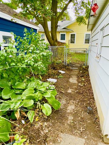 Builiding view twenty eight for 917 Barnes, Lansing, MI. 48910