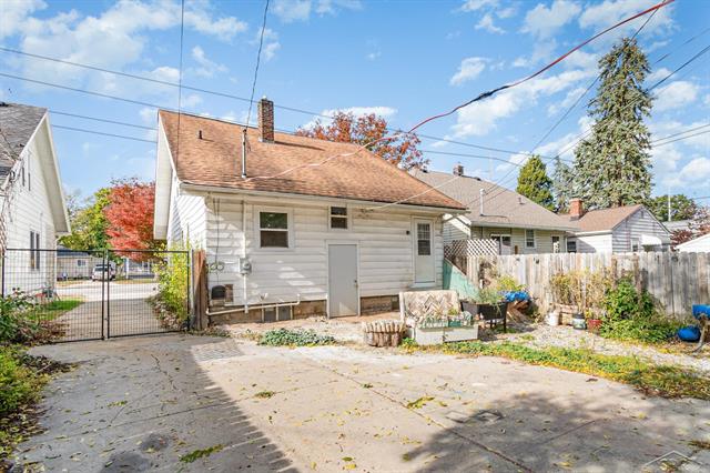 Builiding view fifteen for 2309 Pennsylvania, Lansing, MI. 48910