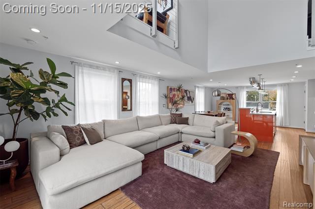 Builiding view eight for 670 W 11 Mile, Royal Oak, MI. 48067