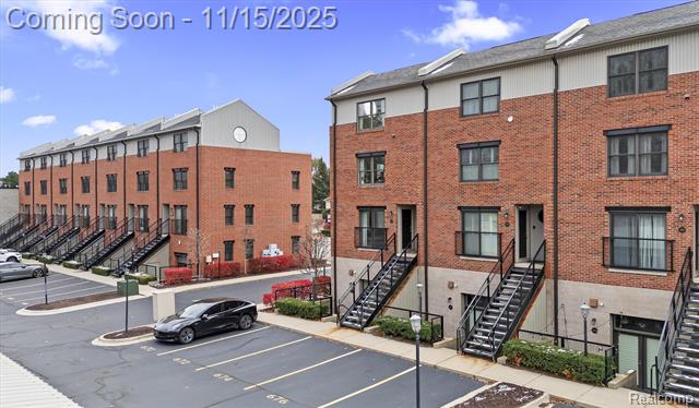 Builiding view thirty four for 670 W 11 Mile, Royal Oak, MI. 48067