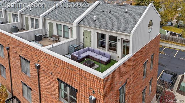 Builiding view thirty three for 670 W 11 Mile, Royal Oak, MI. 48067