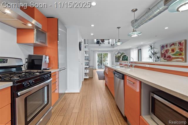 Builiding view twelve for 670 W 11 Mile, Royal Oak, MI. 48067