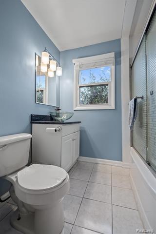 Builiding view eight for 2435 Sunnyknoll, Berkley, MI. 48072