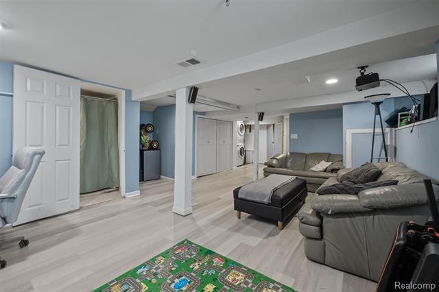 Builiding view eighteen for 2435 Sunnyknoll, Berkley, MI. 48072