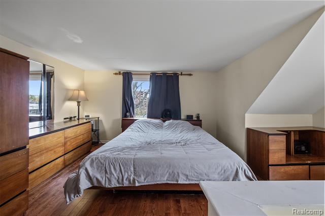 Builiding view fifteen for 2435 Sunnyknoll, Berkley, MI. 48072