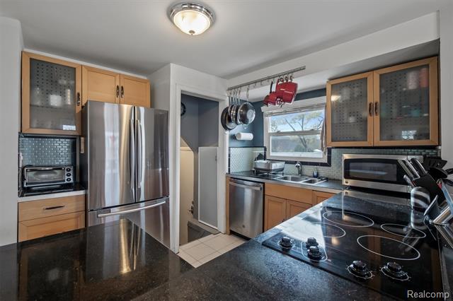 Builiding view six for 2435 Sunnyknoll, Berkley, MI. 48072