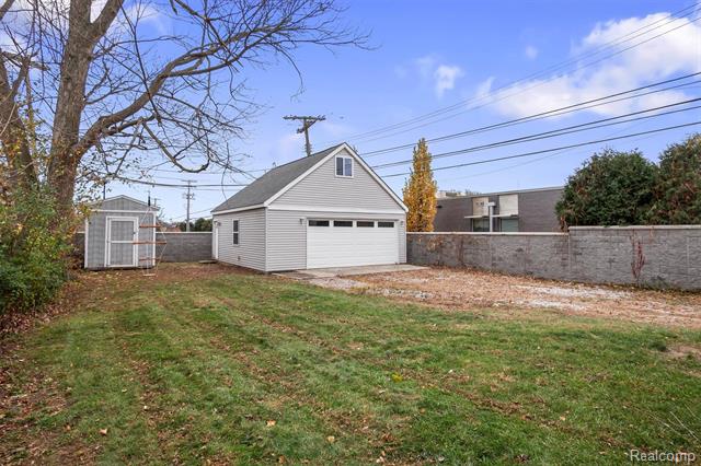 Builiding view twenty five for 2435 Sunnyknoll, Berkley, MI. 48072