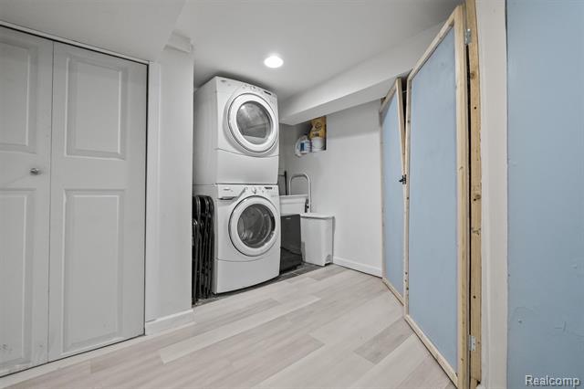 Builiding view twenty one for 2435 Sunnyknoll, Berkley, MI. 48072