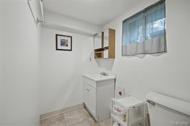 Builiding view twenty two for 2435 Sunnyknoll, Berkley, MI. 48072