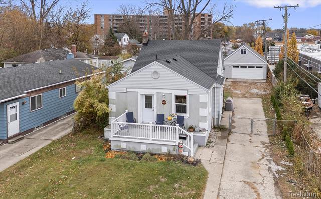 front view for 2435 Sunnyknoll Ave, Berkley, Mi. 48072