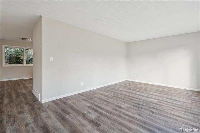 Builiding view four for 2055 Holly, Charlotte, MI. 48813