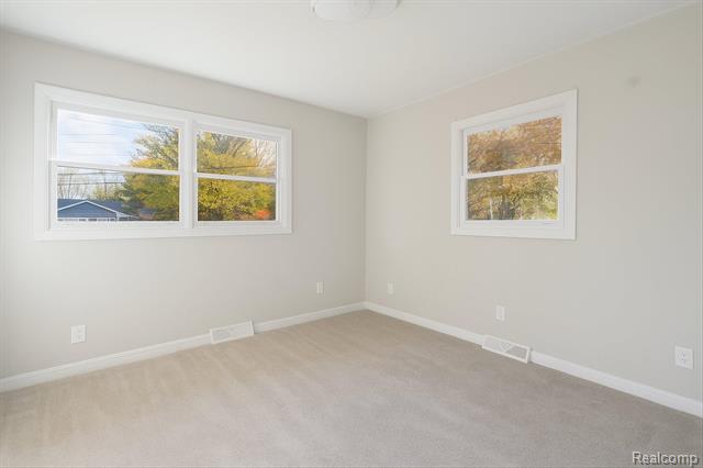 Builiding view seventeen for 2055 Holly, Charlotte, MI. 48813