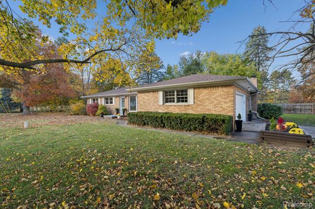 Builiding view two for 2055 Holly, Charlotte, MI. 48813