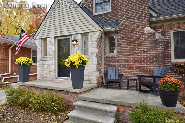 Builiding view one for 800 Maplegrove, Royal Oak, MI. 48067