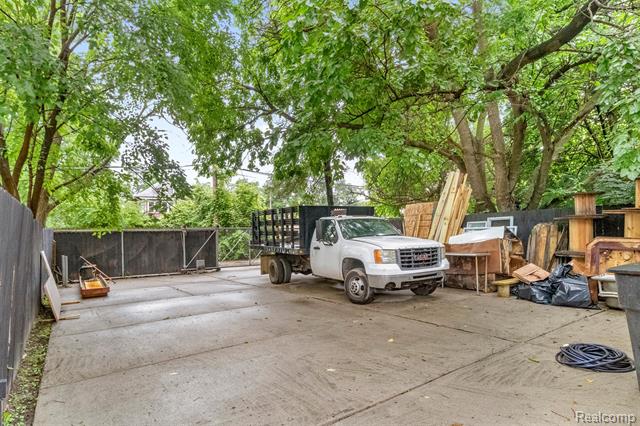 Builiding view twenty five for 2283 Lamothe, Detroit, MI. 48206