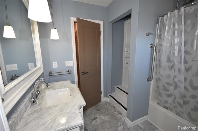 Builiding view nineteen for 5106 Lakewood, Grand Blanc, MI. 48439