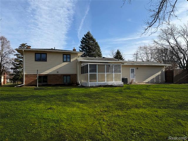 Builiding view one for 5106 Lakewood, Grand Blanc, MI. 48439