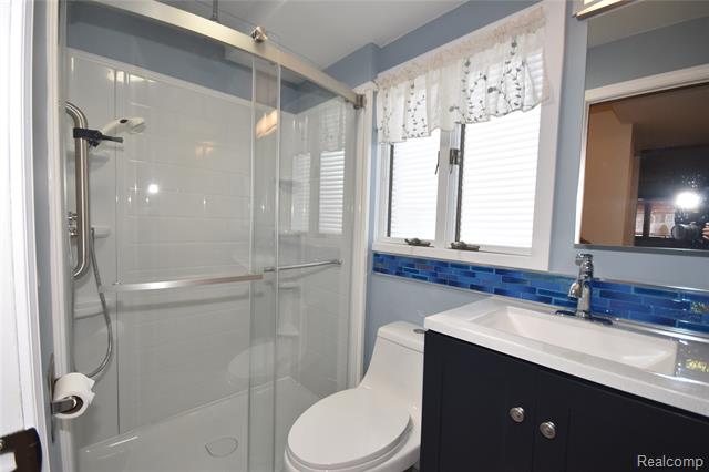 Builiding view twenty one for 5106 Lakewood, Grand Blanc, MI. 48439