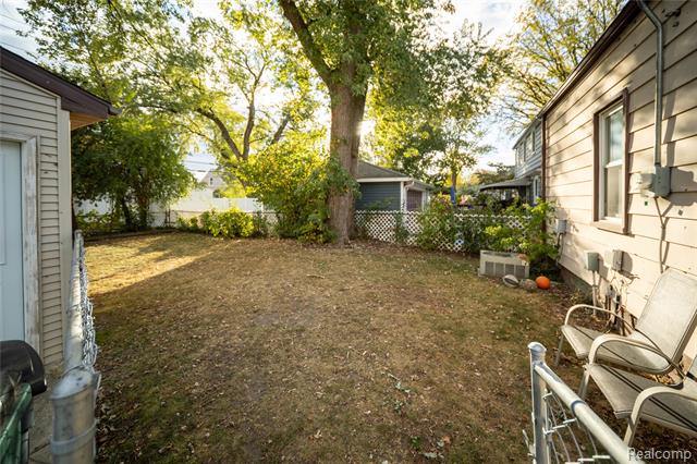 Builiding view eighteen for 1673 West, Berkley, MI. 48072