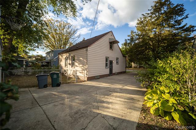 Builiding view nineteen for 1673 West, Berkley, MI. 48072