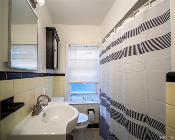 Builiding view seven for 1673 West, Berkley, MI. 48072