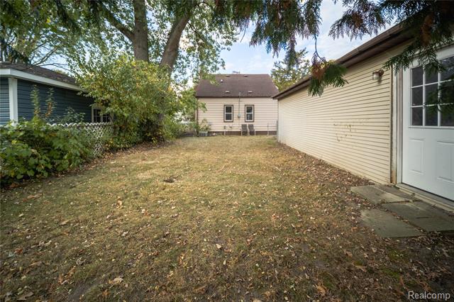 Builiding view seventeen for 1673 West, Berkley, MI. 48072